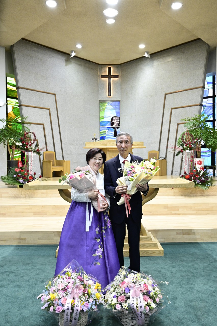 비산동 교회 행사 사진-24년3월24일 은퇴식 단체 사진-58429902807.jpg