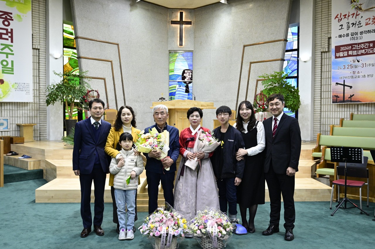 비산동 교회 행사 사진-24년3월24일 은퇴식 단체 사진-58429902813.jpg